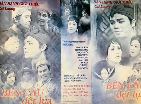 Bên cầu dệt lụa